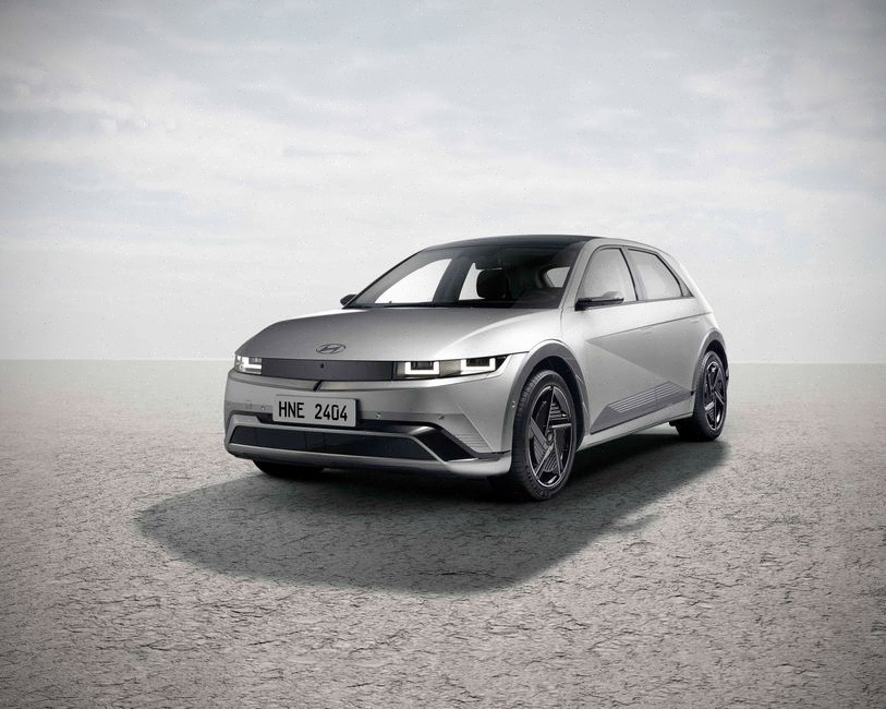 Recharge rapide d’une compacte électrique Hyundai sur autoroute européenne