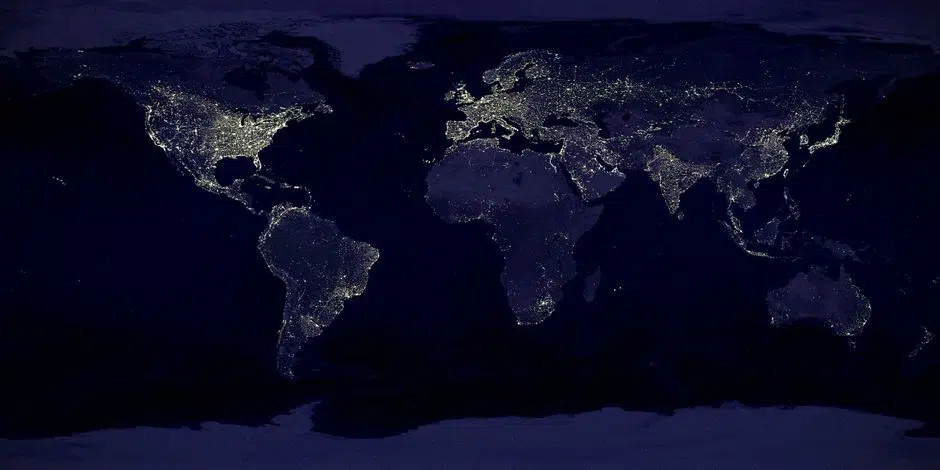 Ingénieurs examinant une fonction IA de cartographie satellite