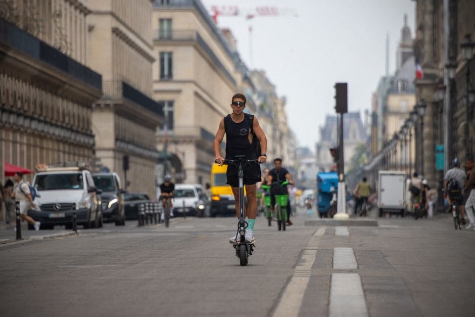 Coffre et frunk de citadine électrique compacte en usage quotidien