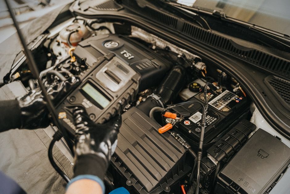 Acheteur vérifiant une voiture électrique d’occasion avec diagnostic batterie