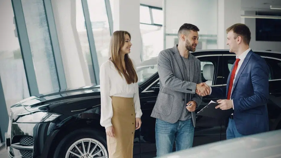 Famille découvrant une voiture électrique avec le leasing social