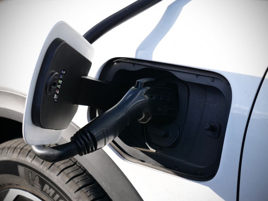 Coffre avant d'une voiture électrique avec câble de recharge rangé
