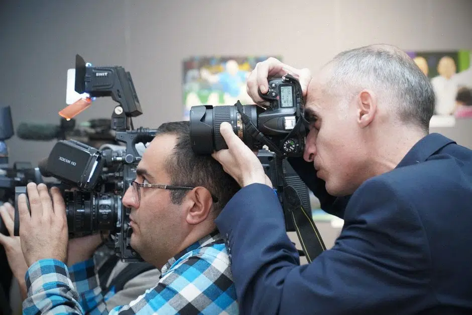 Journalistes vérifiant des images satellites avant publication en ligne