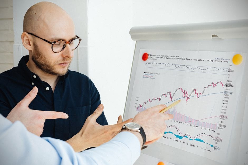 Analystes fiscaux utilisant l’IA pour détecter les risques TVA