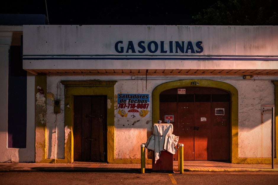 Comparaison des prix des carburants dans une station de supermarché