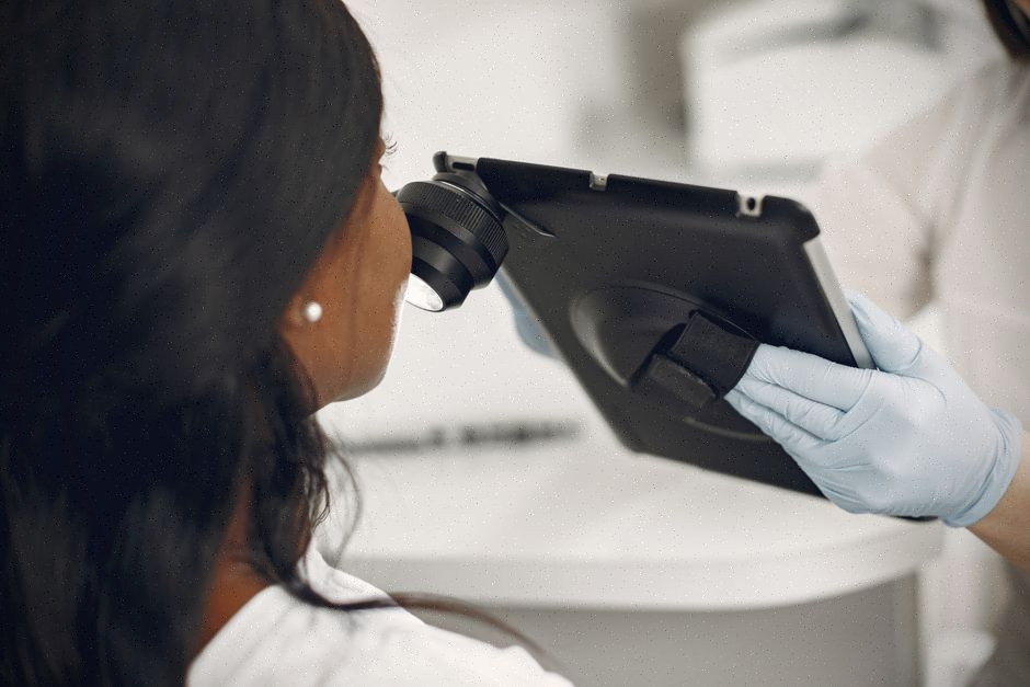 Médecin espagnol utilisant un dermatoscope connecté en consultation dermatologique