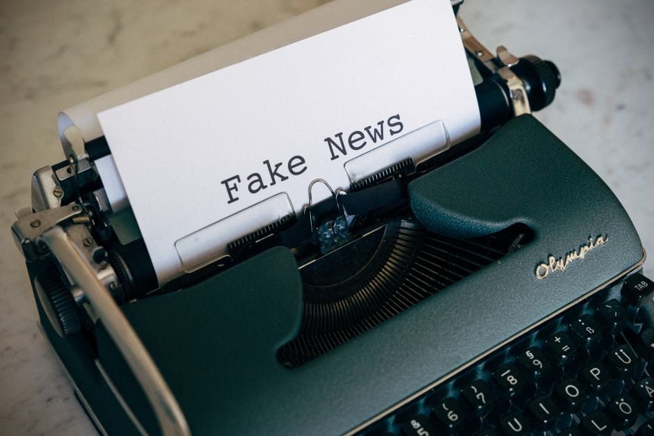 Rédaction contrôlant un deepfake avec outils numériques récents