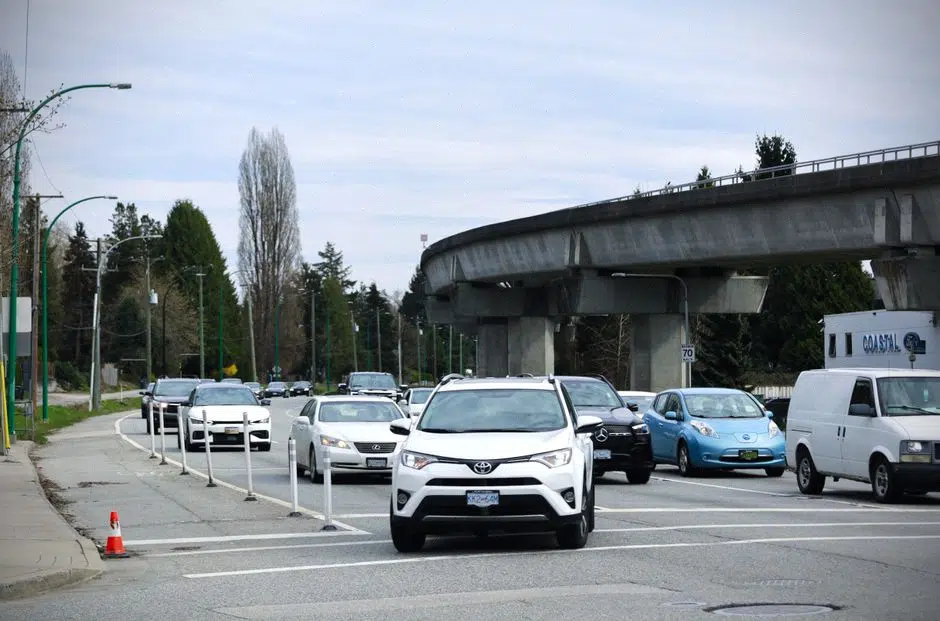 Files de voitures électriques devant des bornes rapides sur autoroute