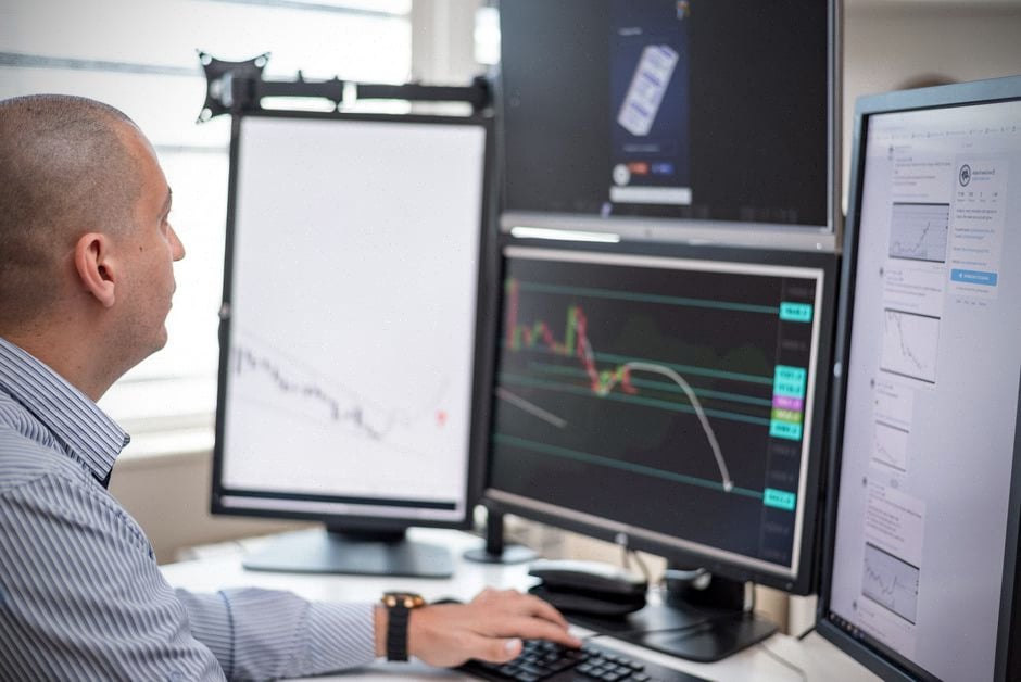 Analystes de plateforme vérifiant des images synthétiques signalées