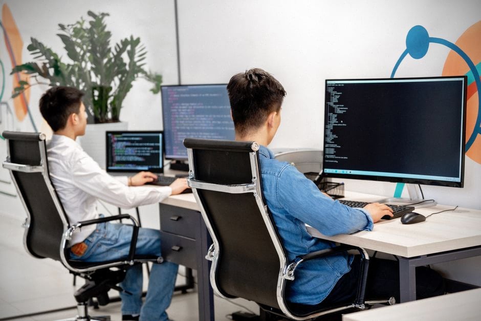 Candidats vietnamiens en épreuve de programmation IA à Astana
