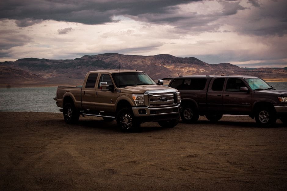 Pickups américains utilisés sur un chantier moderne aux États-Unis