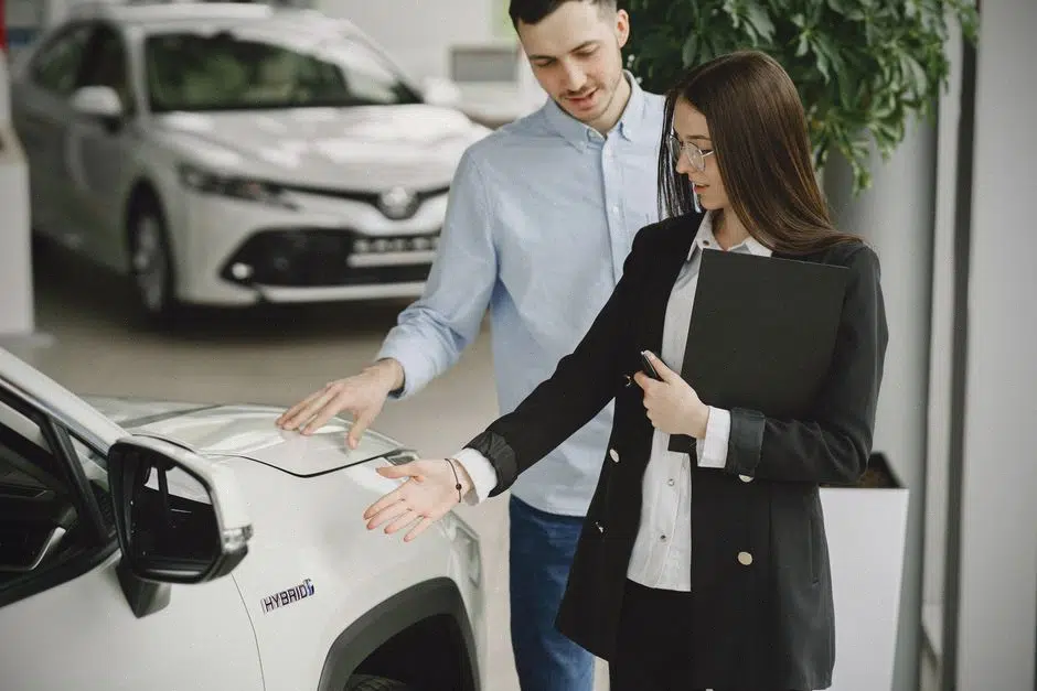 Conseiller automobile expliquant les aides pour voiture électrique neuve