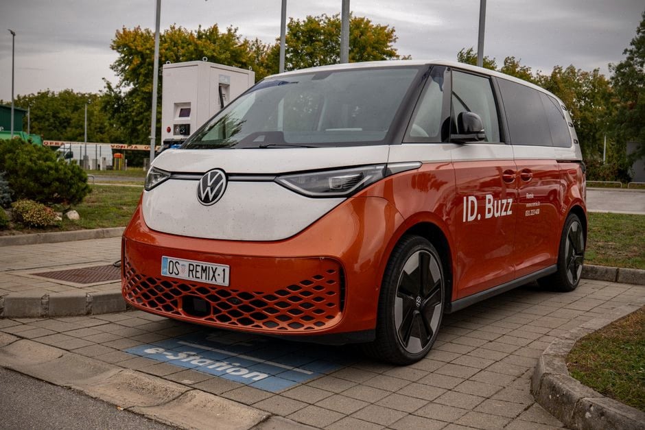 Volkswagen ID.3 Neo en recharge rapide sur aire d’autoroute moderne