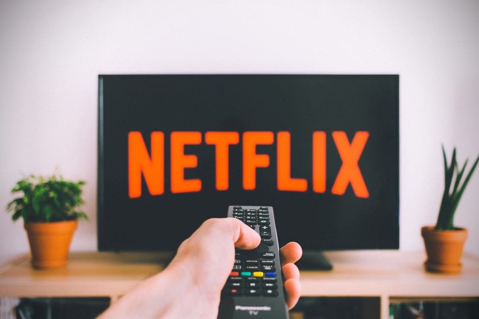 Abonnés choisissant un film ou une série Netflix en août
