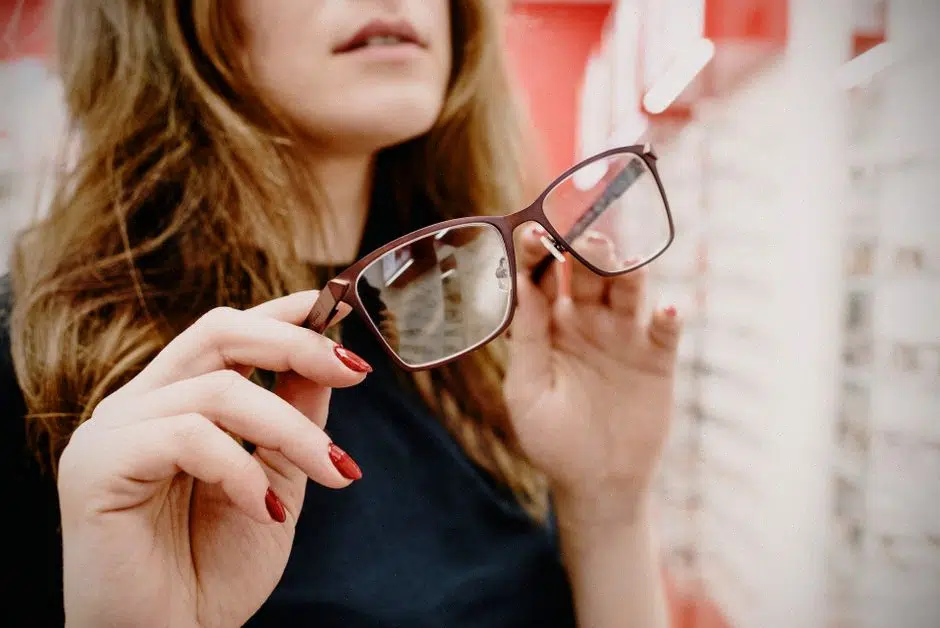 Opticien découvrant des montures et verres au salon professionnel