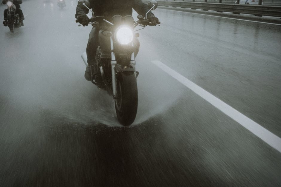 Motards prudents sur rond-point mouillé après forte chaleur
