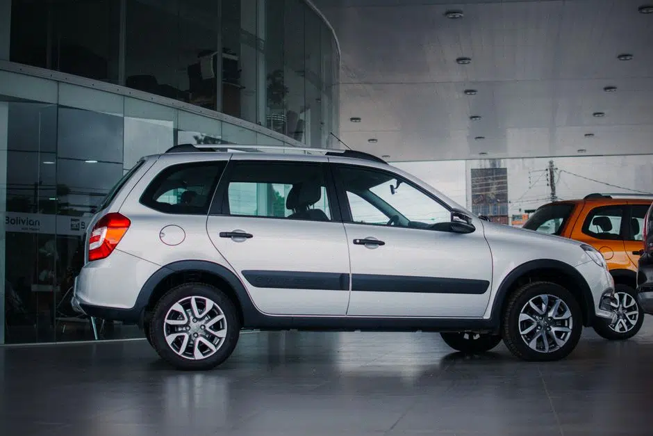 Crossover électrique compact présenté dans un showroom automobile moderne