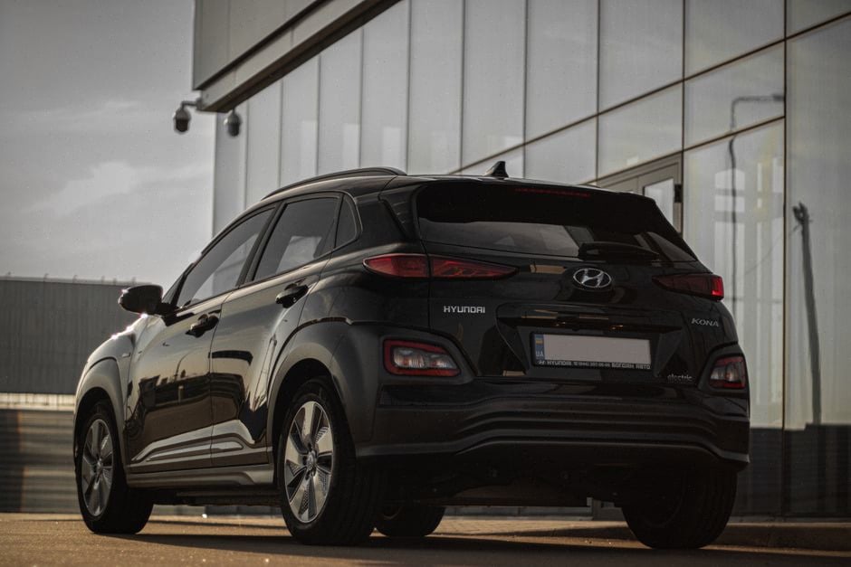 SUV électrique en assemblage dans une usine automobile moderne