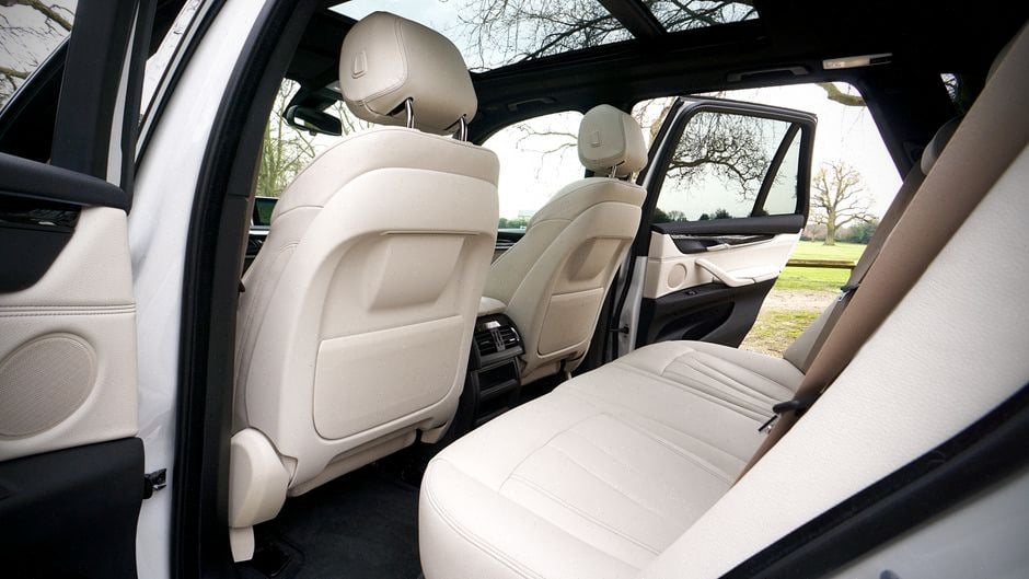 Habitacle six places d’un grand SUV électrique familial premium