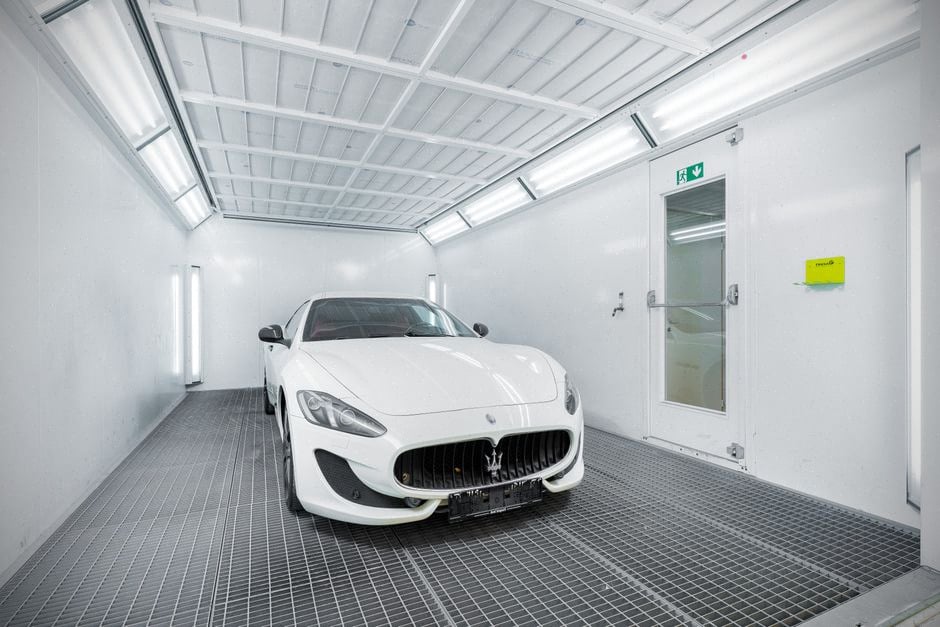 Batterie de voiture électrique inspectée dans un atelier spécialisé moderne