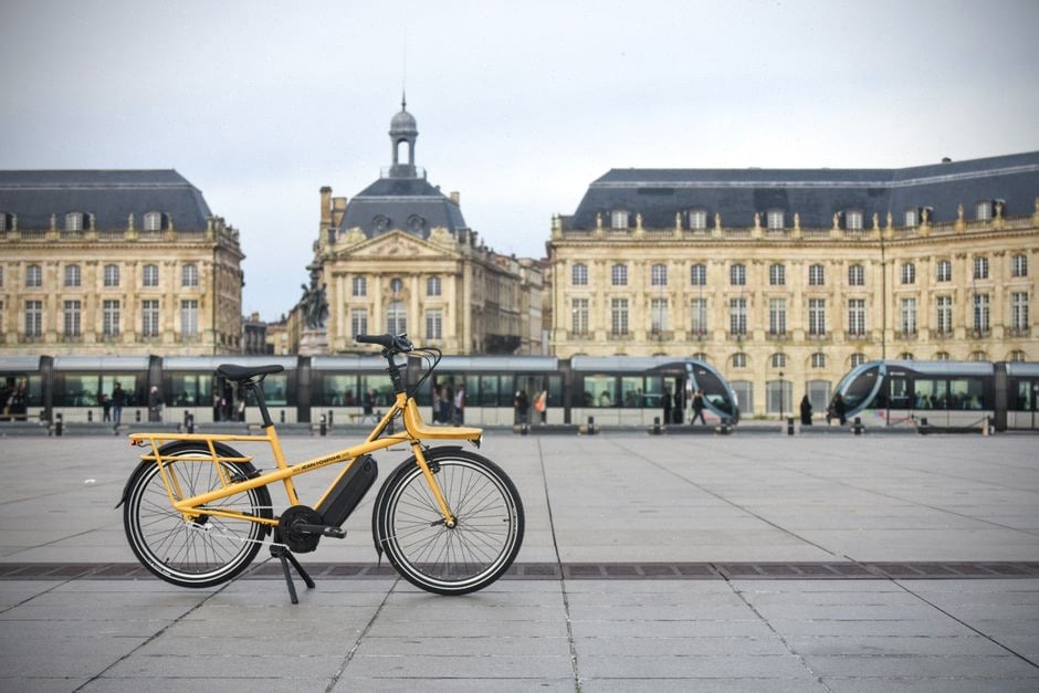 Nouvelles couleurs de citadine électrique dans un décor urbain moderne
