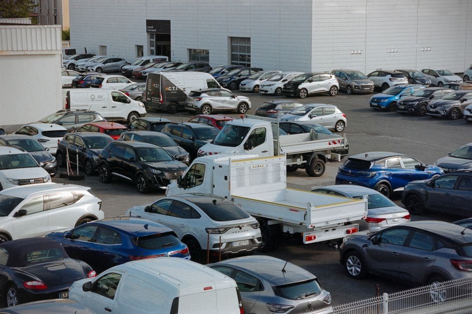 Usine automobile moderne dédiée au recyclage des composants électriques