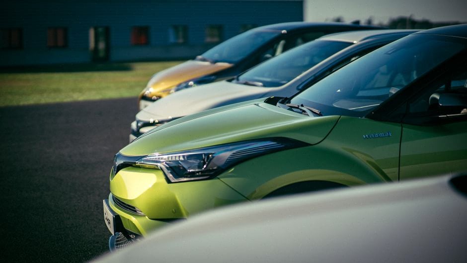 Voitures électriques d’occasion alignées sur un parc automobile français