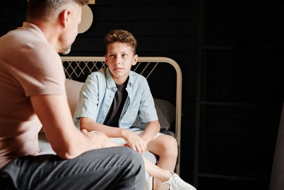 Parent parlant des données personnelles avec un adolescent connecté