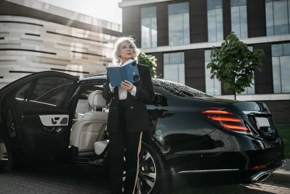 Blogueur automobile chinois devant un commissariat avec documents techniques