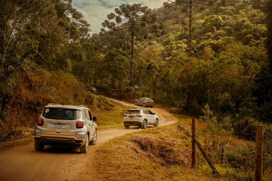 SUV électrique de luxe sur route de montagne avec grande autonomie