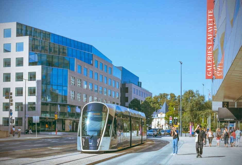 Taxi électrique en attente près d'une gare moderne