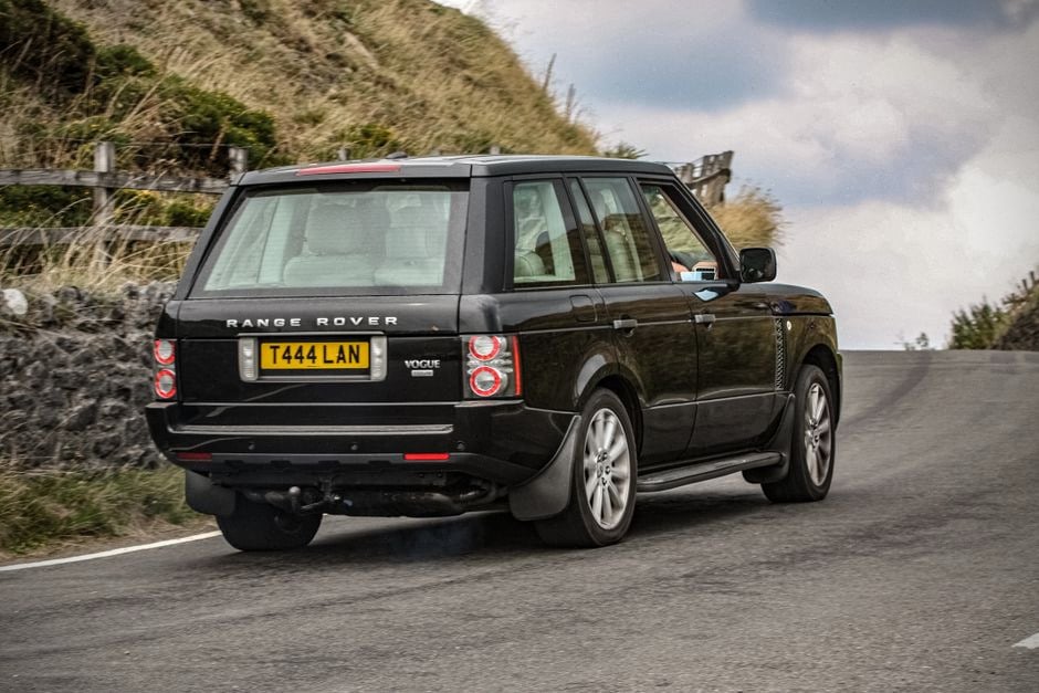 Range Rover électrique franchissant un gué en conduite tout-terrain