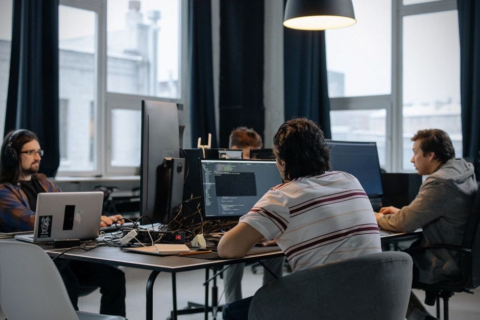 Développeurs IA utilisant une plateforme ouverte de modèles