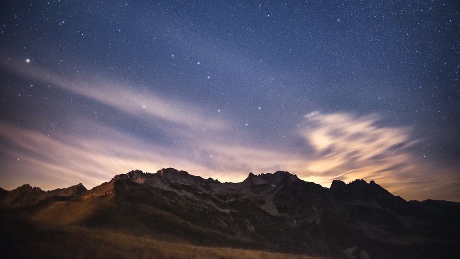 Descente nocturne de randonneurs en haute montagne après erreur d'itinéraire
