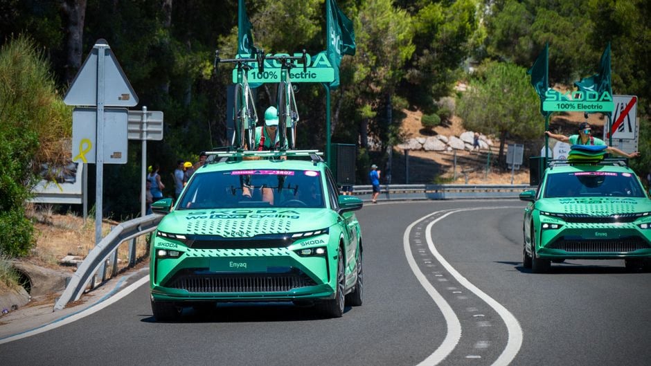 Recharge rapide du Skoda Epiq sur borne publique contemporaine