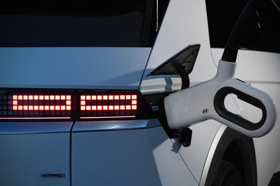 Coffre spacieux de Hyundai Ioniq 3 présenté en usage familial