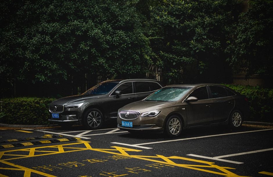 Clients comparant des voitures électriques européennes et chinoises en concession