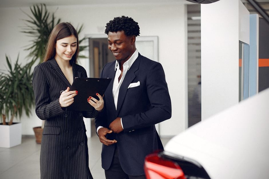 Ménage modeste recevant une voiture électrique en leasing social