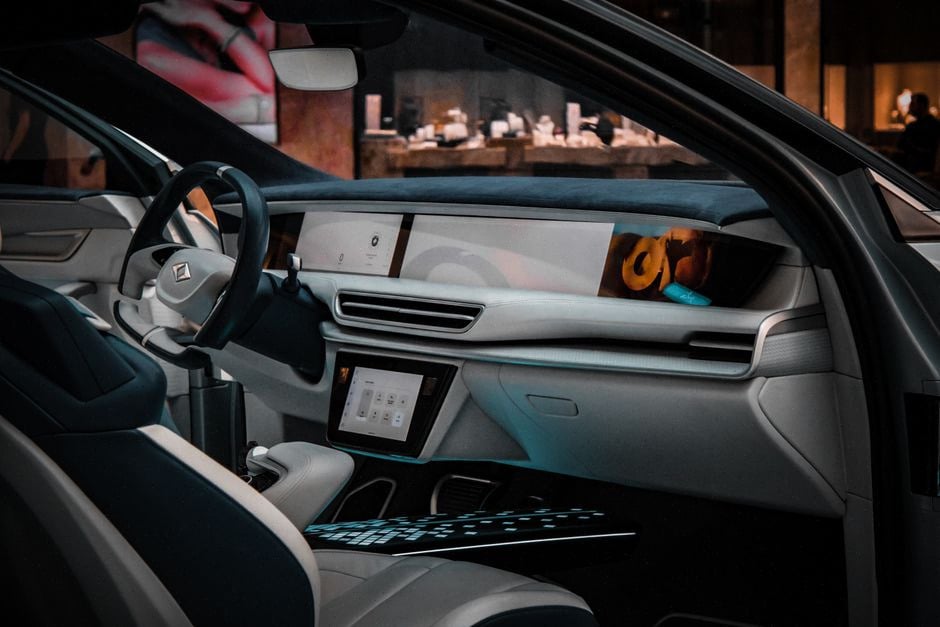 Habitacle connecté du Renault Scénic E-Tech avec assistant vocal Gemini