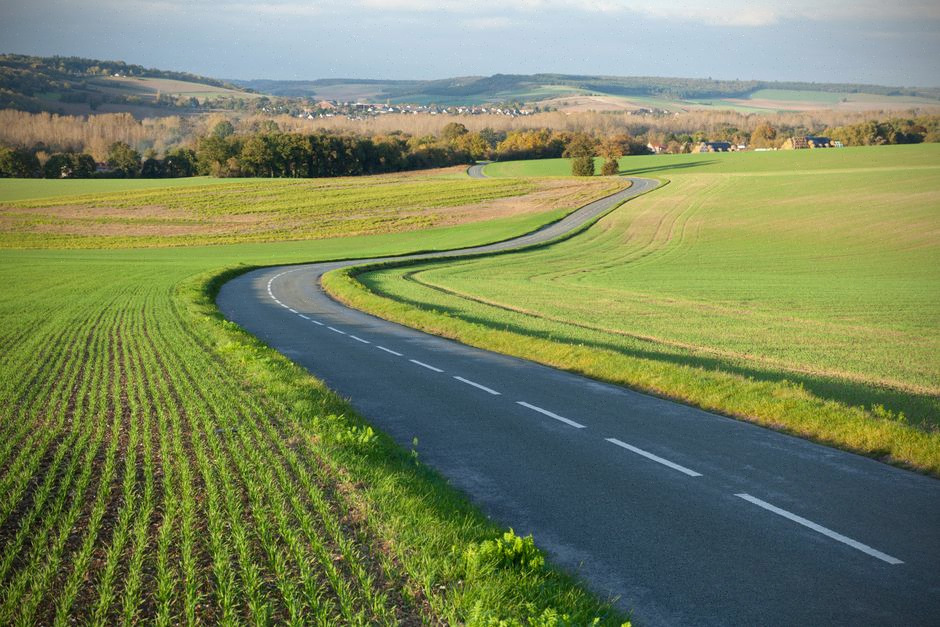 Voiture électrique circulant sur une route rurale de Dordogne