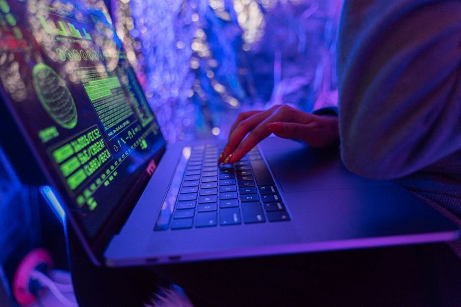 Équipe de cybersécurité analysant une attaque ransomware en centre opérationnel