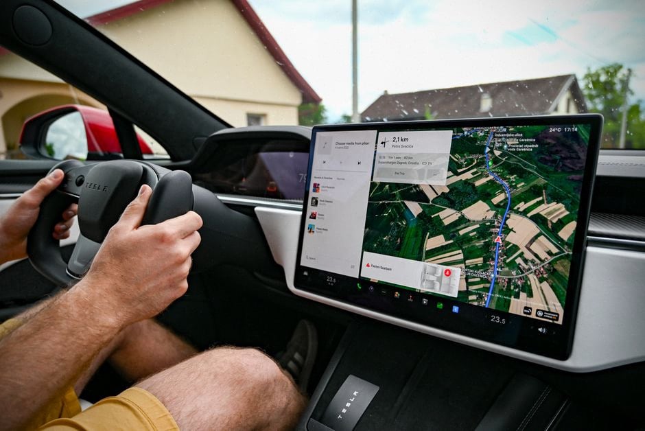 Véhicule Tesla FSD en essai sur route française