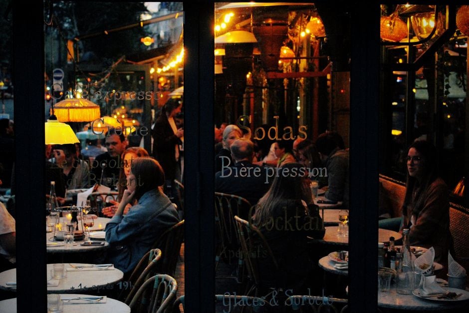 Table de romans sélectionnés pour un prix littéraire à Paris