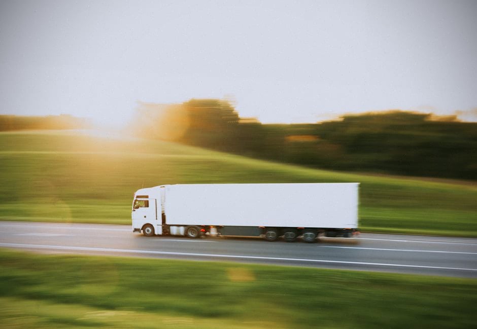 Camion électrique longue distance roulant sur autoroute européenne moderne