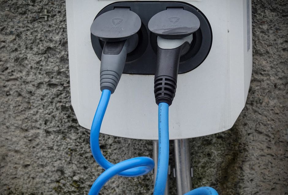 Flotte d'utilitaires électriques en recharge dans une entreprise bretonne