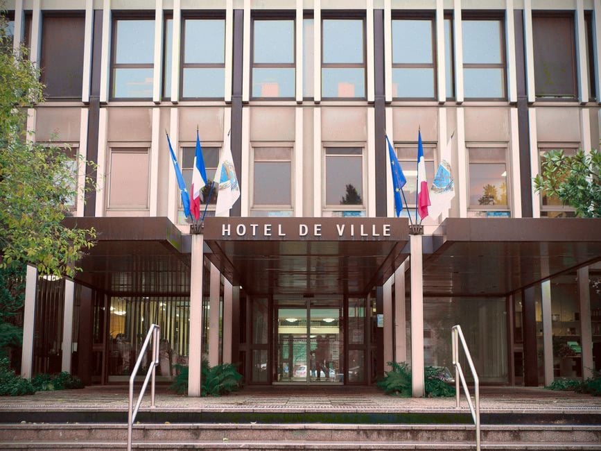 Administration algérienne utilisant des services numériques pour les citoyens