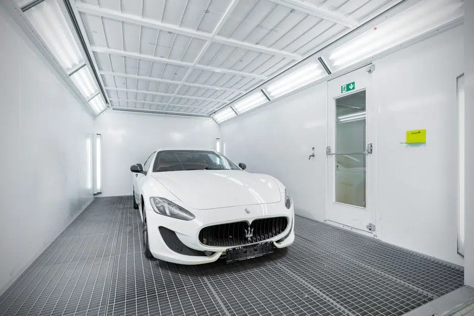 Entretien réduit d’une voiture électrique dans un atelier automobile