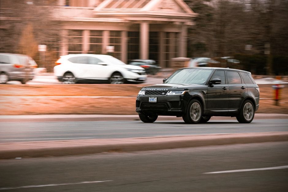Recharge rapide du Range Rover électrique sur borne haute puissance