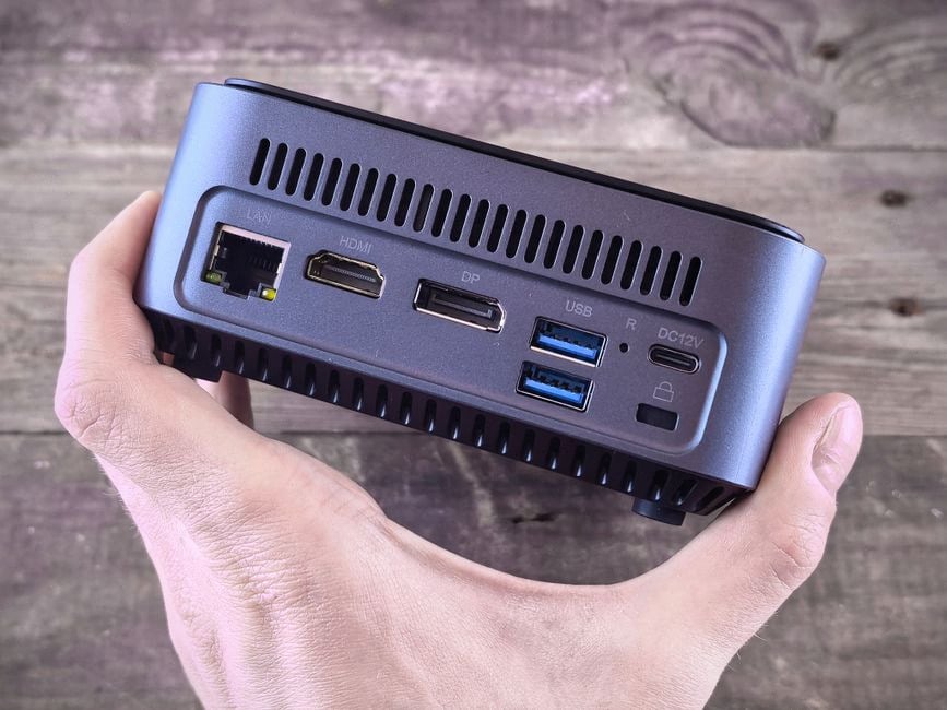Mini-PC Acemagic compact avec stockage rapide sur bureau créatif
