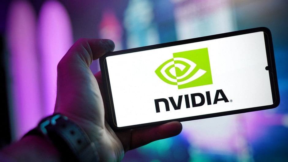 Dirigeants analysant le rachat de Hugging Face par Nvidia